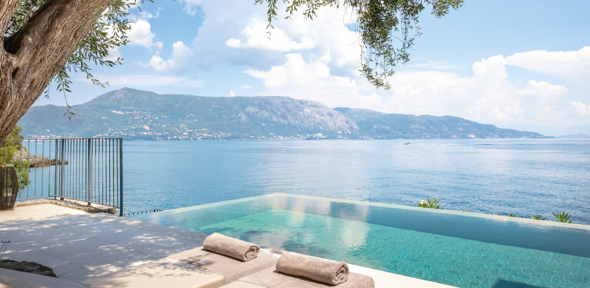 02-sea-views-from-the-private-pool-palazzo-odyssia-on-the-rocs